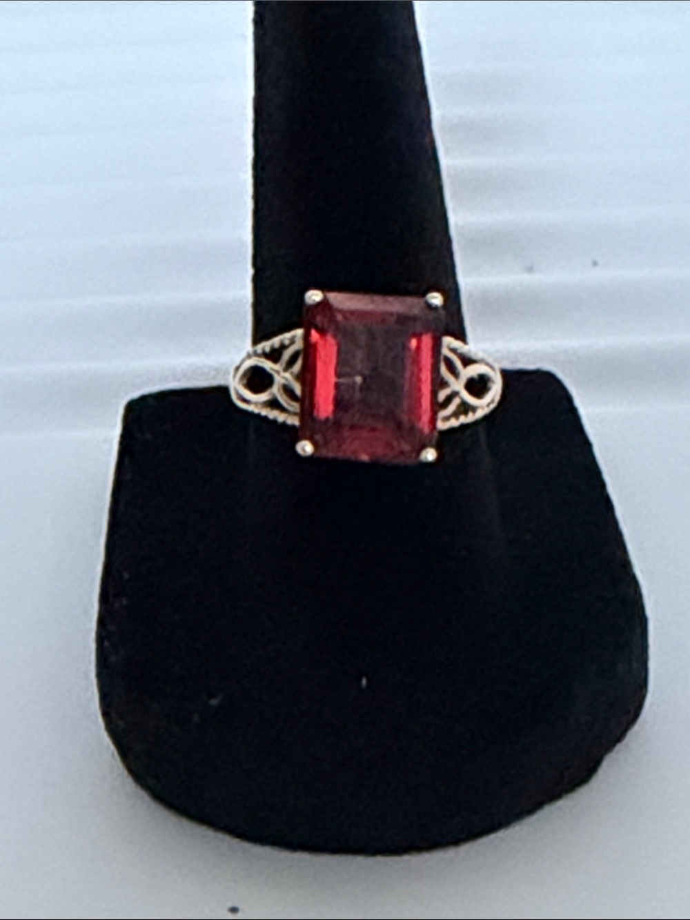 10k GOLD Ring with Rectangular Deep Red Gemstone.